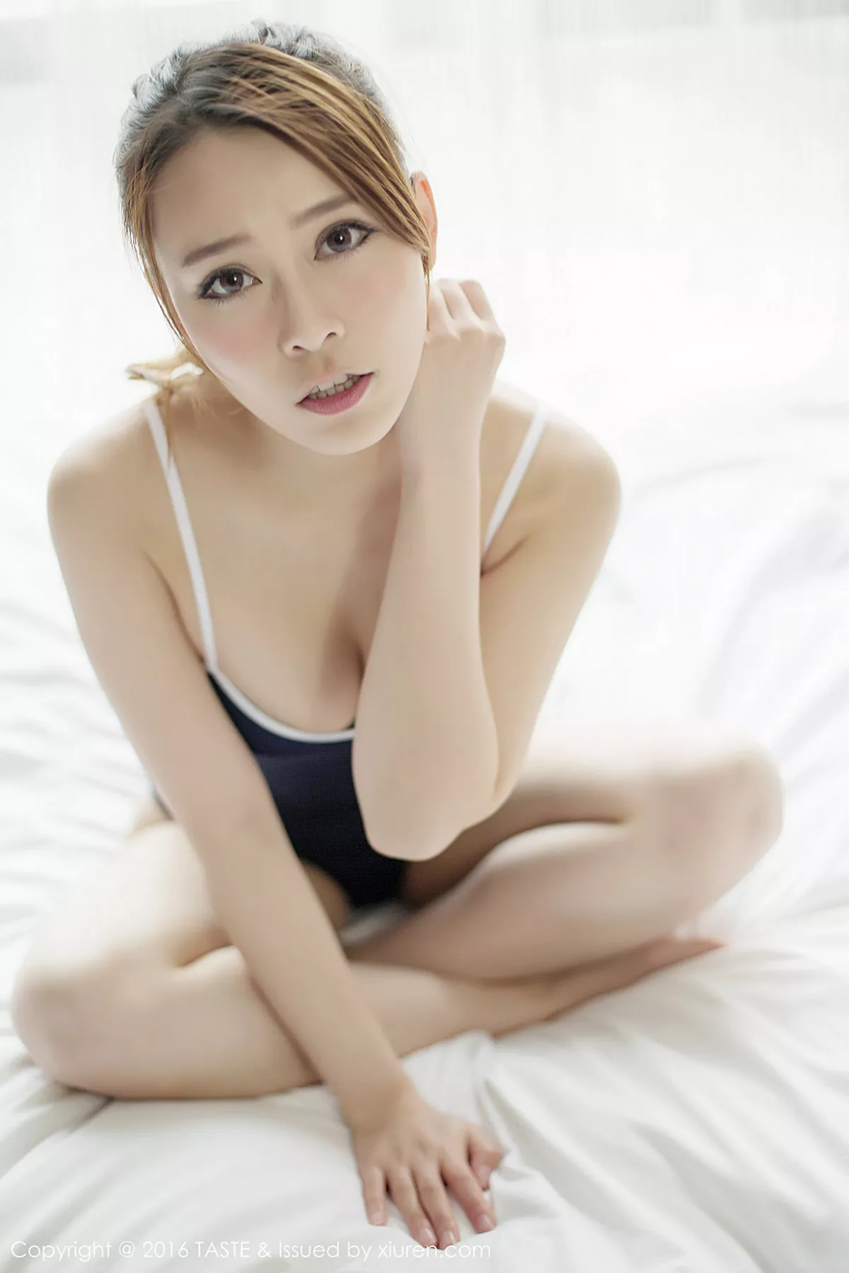 秀人集.com_[Taste顽味生活]Vol.009_清纯美女Carol酱居家大床黑色死库水秀完美身材写真88P