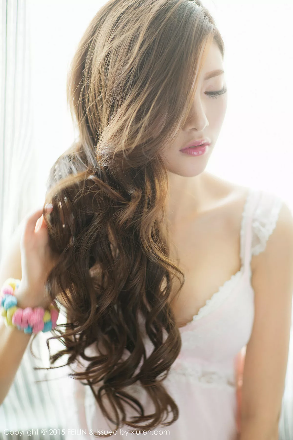 秀人集.com_[FeiLin嗲囡囡]Vol.001_嫩模奶茶-Emily白色内衣丰满美胸靓丽美颜写真50P