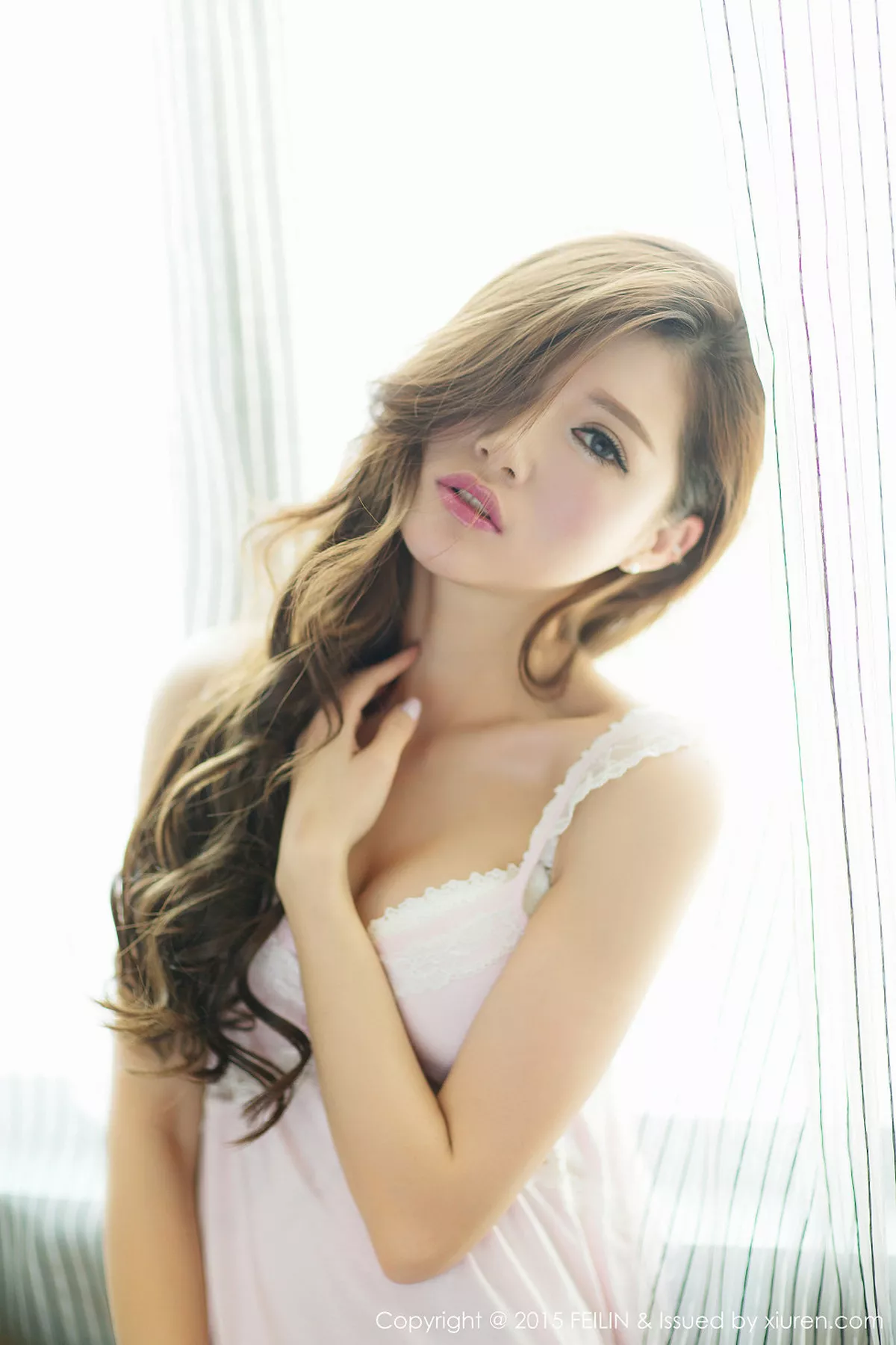 秀人集.com_[FeiLin嗲囡囡]Vol.001_嫩模奶茶-Emily白色内衣丰满美胸靓丽美颜写真50P