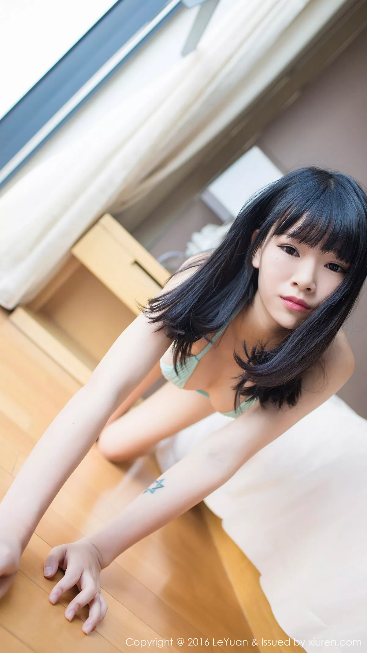 秀人集.com_[LeYuan星乐园]Vol.001_清纯妹子茵宝居家私房脱上衣秀美乳性感内裤写真43P