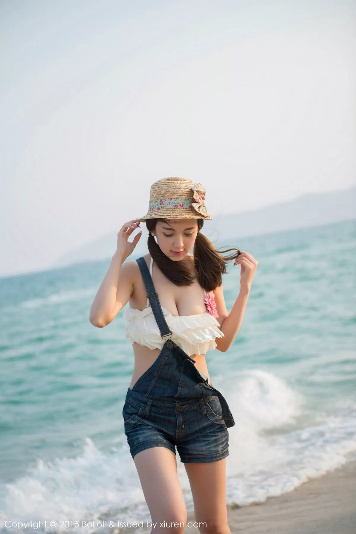 秀人集.com_[BoLoli波萝社]Vol.015_嫩模小潘鼠三亚旅拍吊带牛仔裙完美身材丰满写真80P