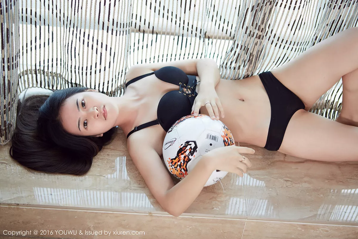 秀人集.com_[YouWu尤物馆]Vol.015_新人嫩模小维Gary足球宝贝黑色丁字裤半裸诱惑写真53P