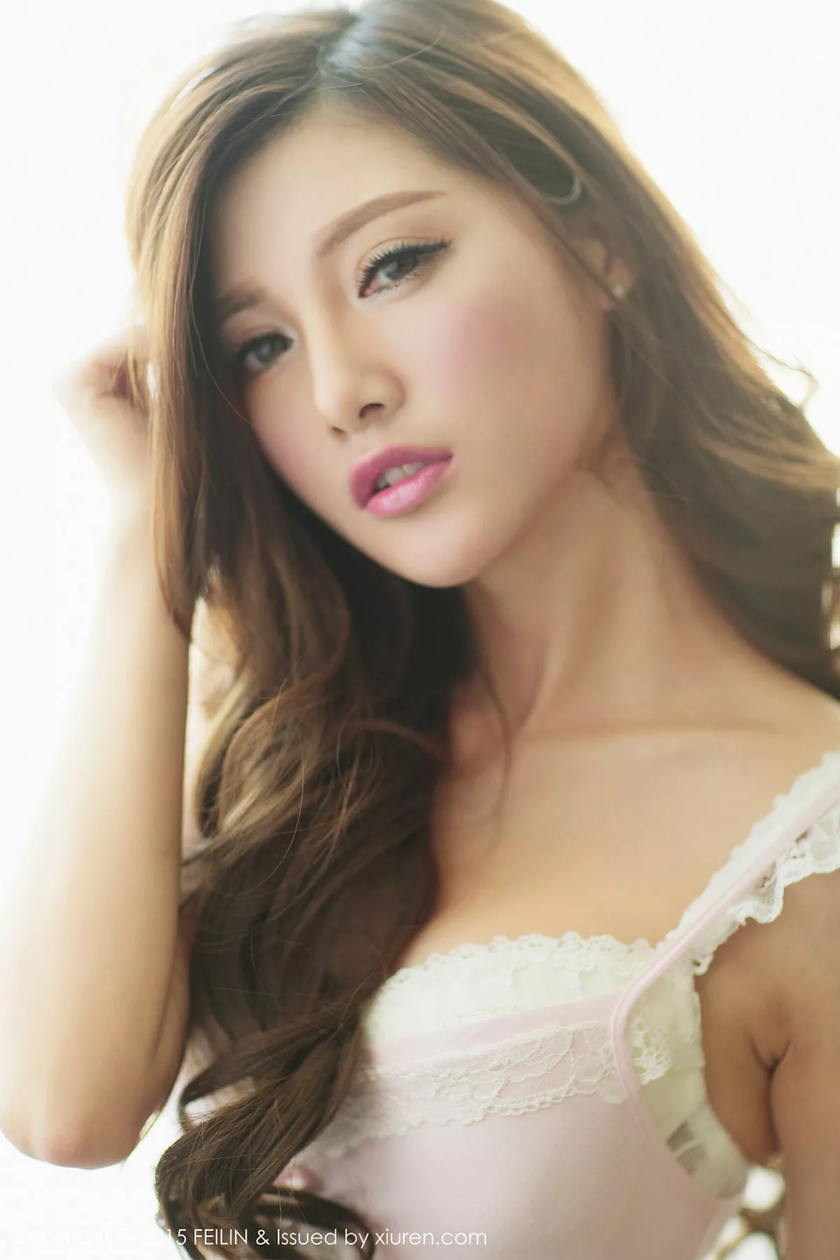 秀人集.com_[FeiLin嗲囡囡]Vol.001_嫩模奶茶-Emily白色内衣丰满美胸靓丽美颜写真50P