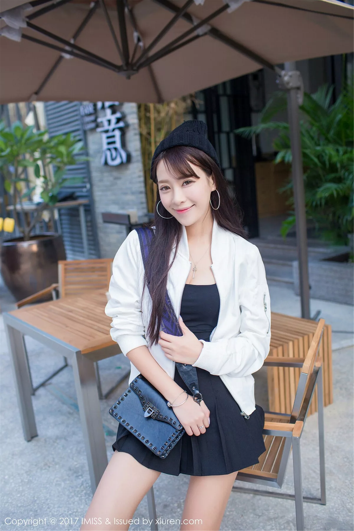 秀人集.com_[IMISS爱蜜社]Vol.163_嫩模王曼妮好Q粉红牛仔吊带裤秀完美身材清新街拍写真46P