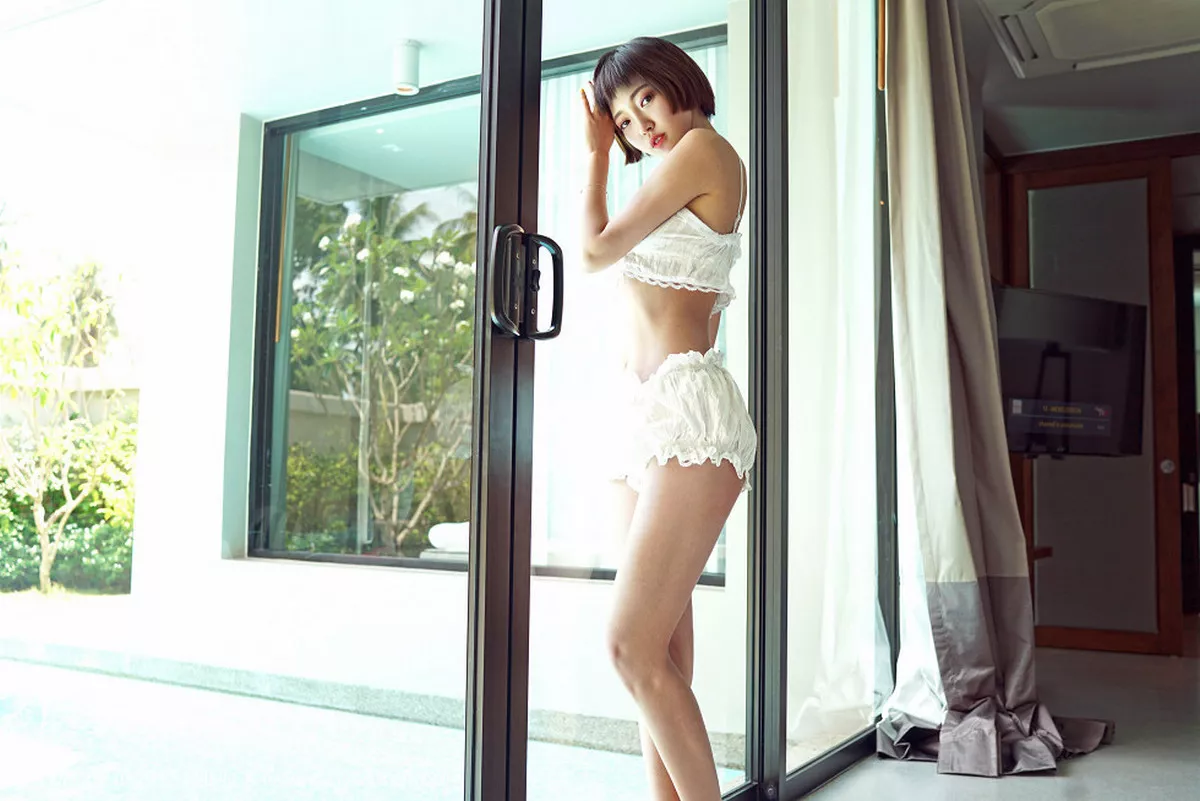 秀人集.com_[FeiLin嗲囡囡]Vol.083_嫩模冯木木LRIS泰国旅拍泳池边性感比基尼湿身诱惑写真47P