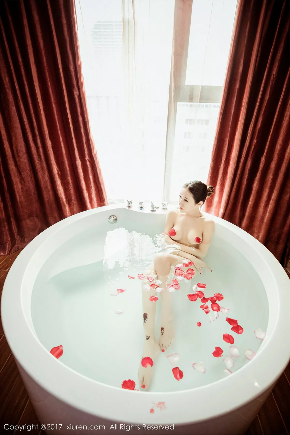 秀人集.com_[XiuRen秀人网]No.752_新人嫩模馨怡居家圆形浴缸里大尺度花瓣浴秀豪乳诱惑写真82P