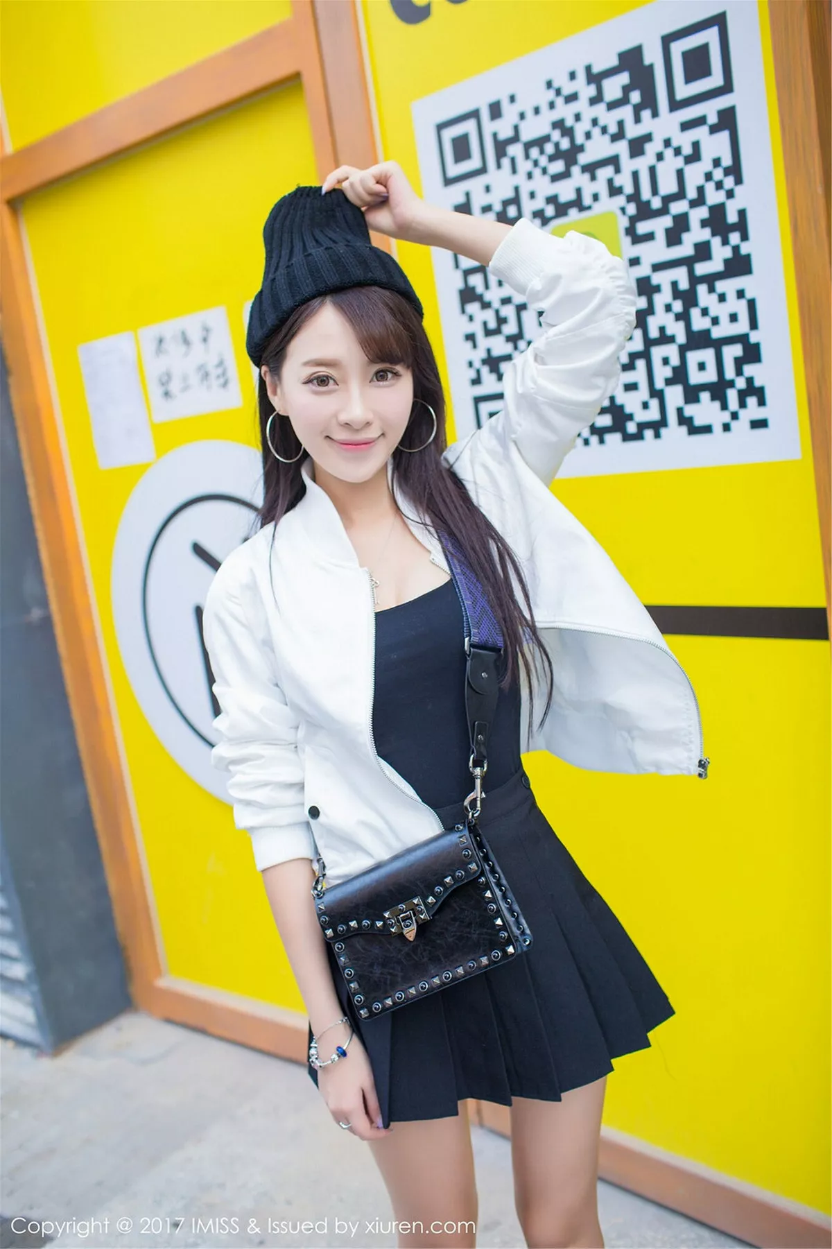 秀人集.com_[IMISS爱蜜社]Vol.163_嫩模王曼妮好Q粉红牛仔吊带裤秀完美身材清新街拍写真46P