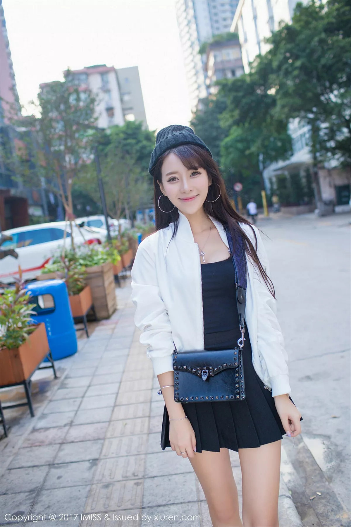 秀人集.com_[IMISS爱蜜社]Vol.163_嫩模王曼妮好Q粉红牛仔吊带裤秀完美身材清新街拍写真46P