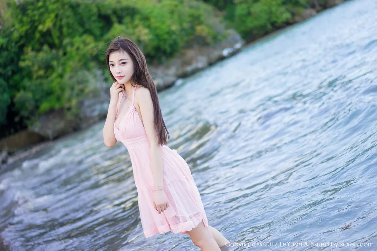 秀人集.com_[LeYuan星乐园]Vol.035_女神杨晨晨sugar海边粉红露背吊带裙真空秀美乳诱惑写真54P