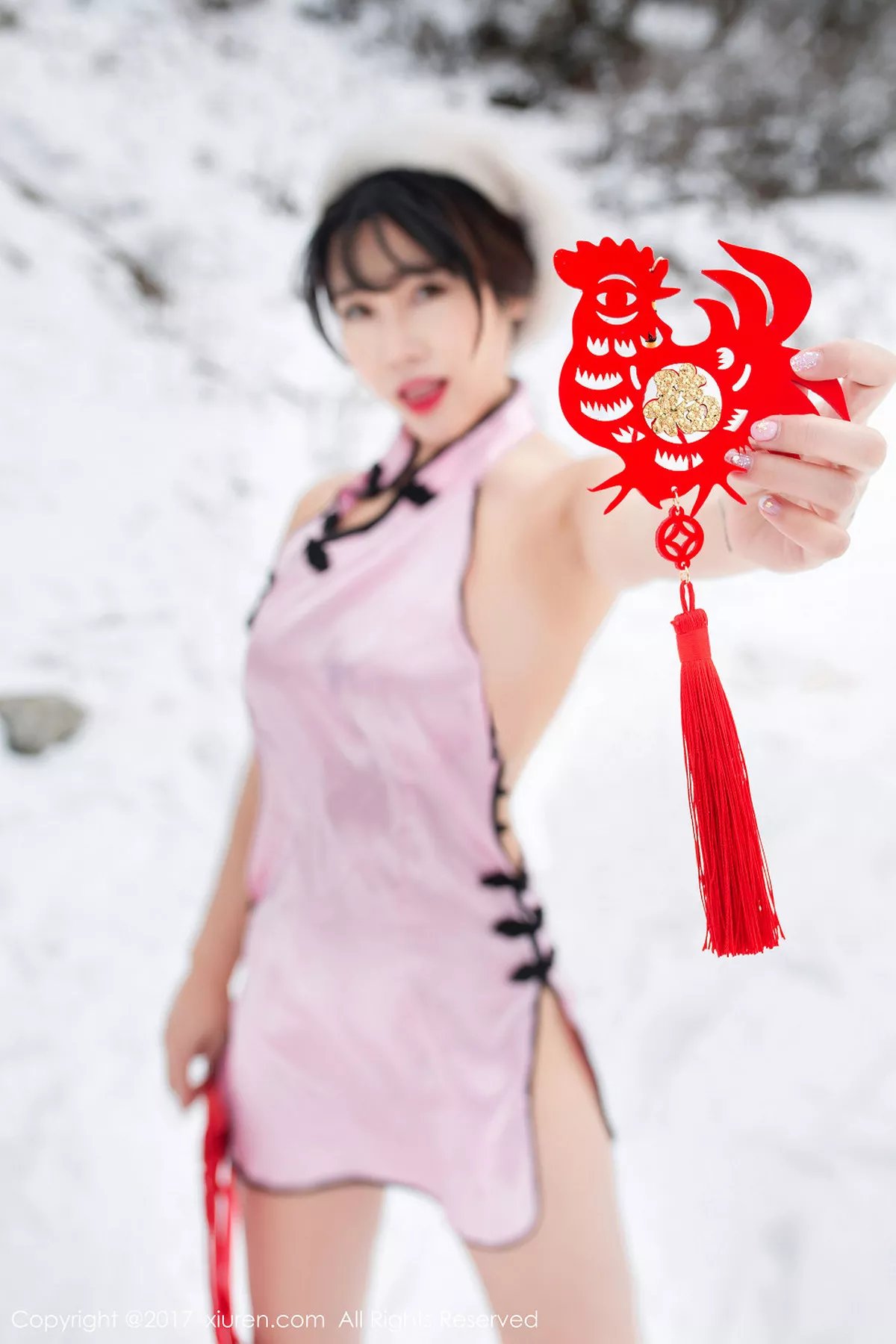 秀人集.com_[XiuRen秀人网]No.686_嫩模兜豆靓Youlina雪地里粉红旗袍秀美乳翘臀新年福利诱惑写真50P