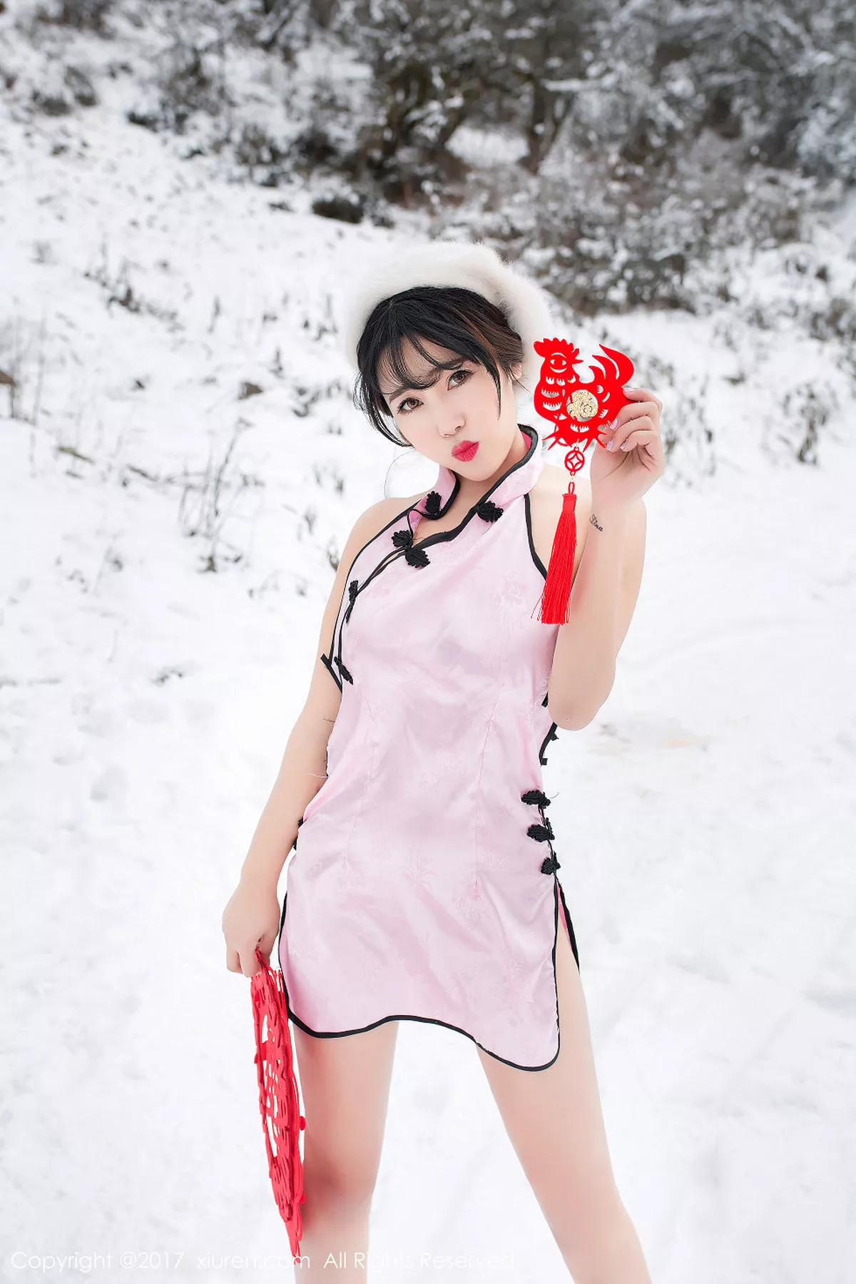 秀人集.com_[XiuRen秀人网]No.686_嫩模兜豆靓Youlina雪地里粉红旗袍秀美乳翘臀新年福利诱惑写真50P