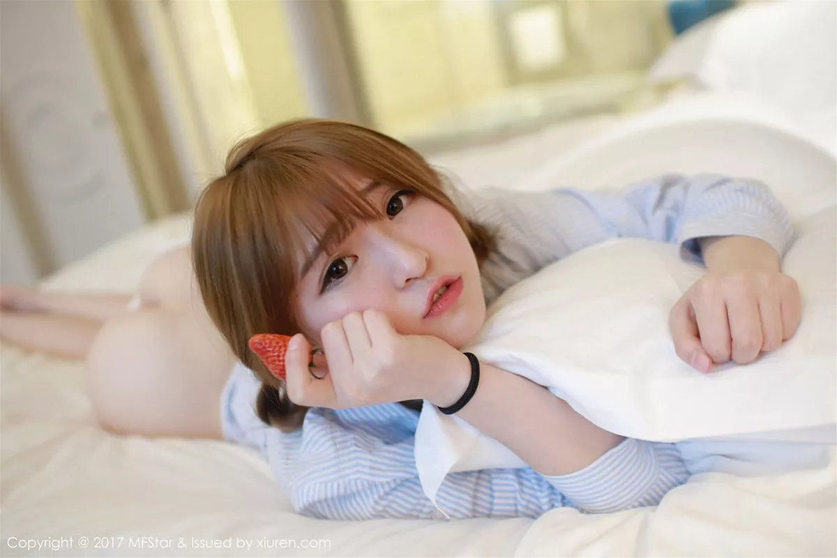 秀人集.com_[MFStar模范学院]Vol.096_嫩模伊小七MoMo敞开条子衬衣半脱草莓内裤性感写真60P