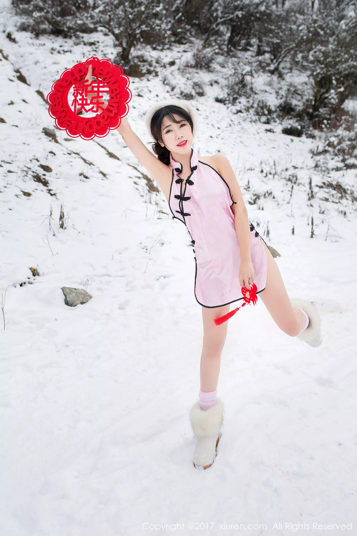 秀人集.com_[XiuRen秀人网]No.686_嫩模兜豆靓Youlina雪地里粉红旗袍秀美乳翘臀新年福利诱惑写真50P