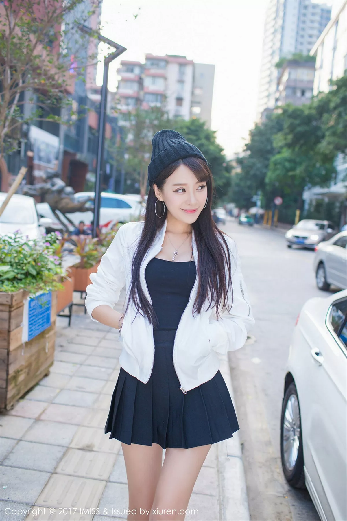 秀人集.com_[IMISS爱蜜社]Vol.163_嫩模王曼妮好Q粉红牛仔吊带裤秀完美身材清新街拍写真46P