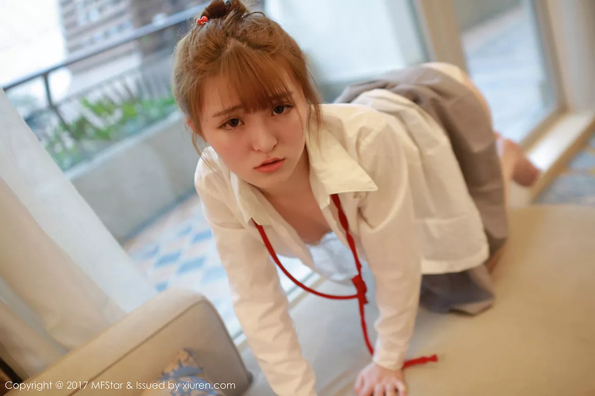 秀人集.com_[MFStar模范学院]Vol.098_嫩模伊小七MoMo学生装性感短裙半脱内裤撩人诱惑写真47P