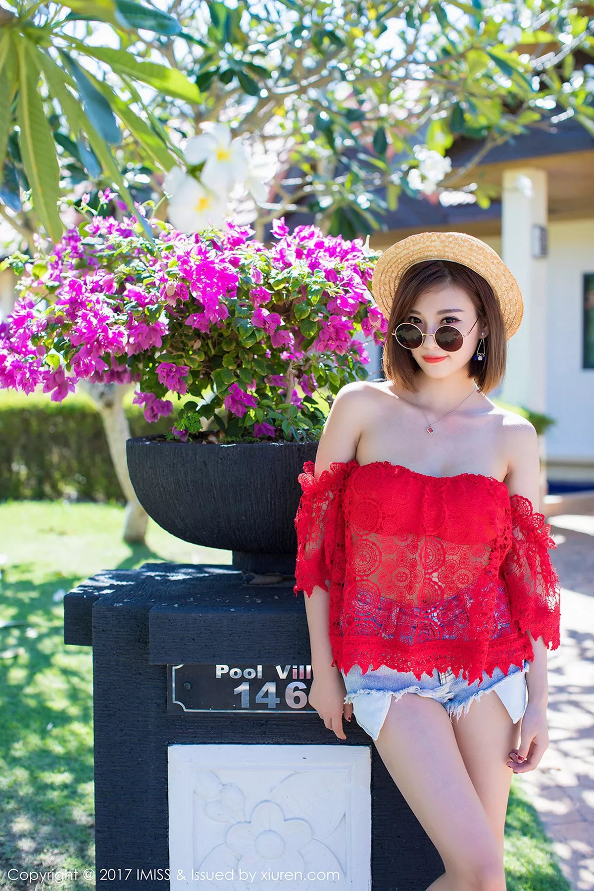 秀人集.com_[IMISS爱蜜社]Vol.169_甜美女神杨晨晨sugar沙巴旅拍红色球服海边沙滩性感写真45P