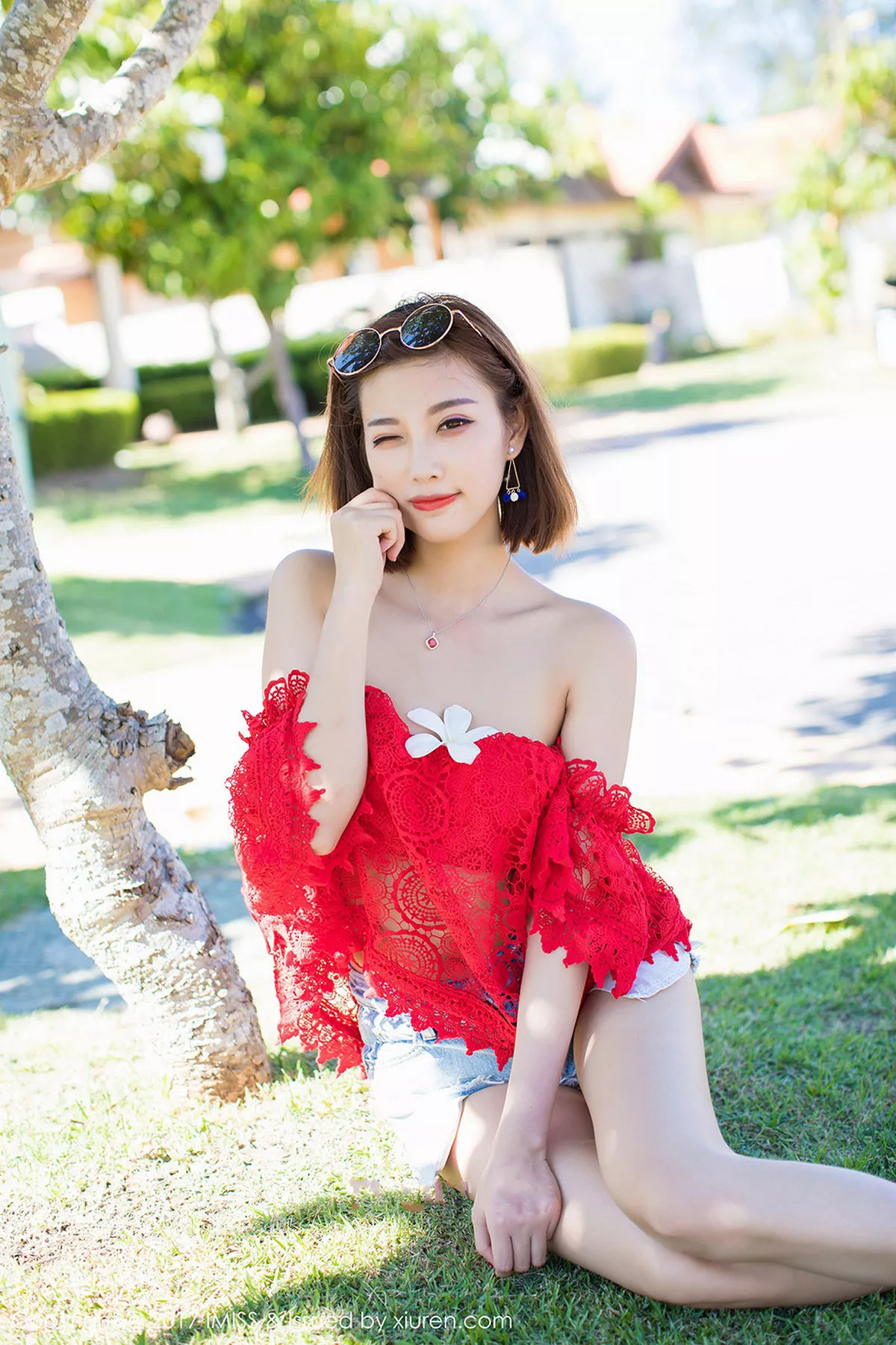 秀人集.com_[IMISS爱蜜社]Vol.169_甜美女神杨晨晨sugar沙巴旅拍红色球服海边沙滩性感写真45P