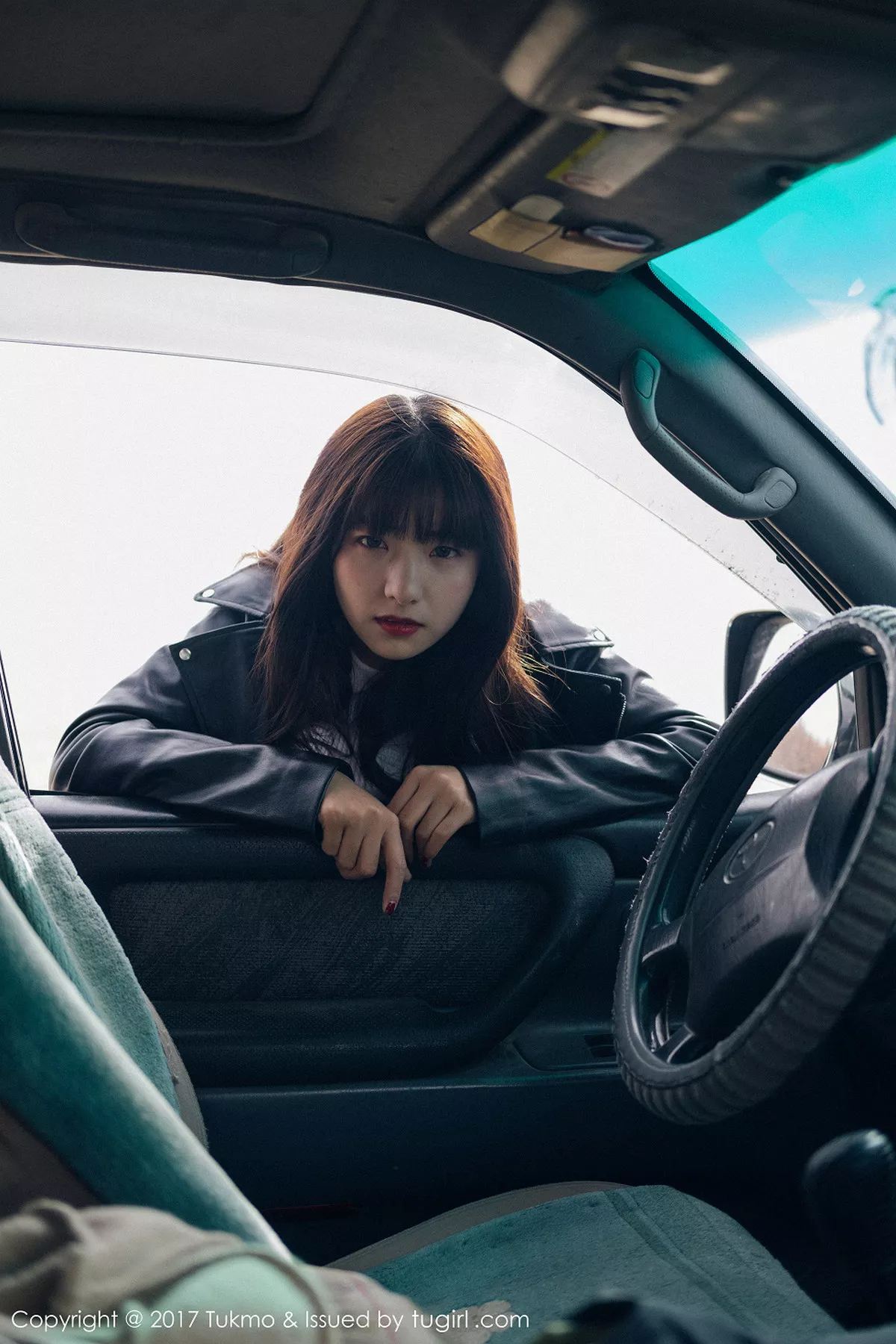 秀人集.com_[Tukmo兔几盟]Vol.100_嫩模球球外景车拍黑皮衣加性感牛仔短裤清新迷人写真52P