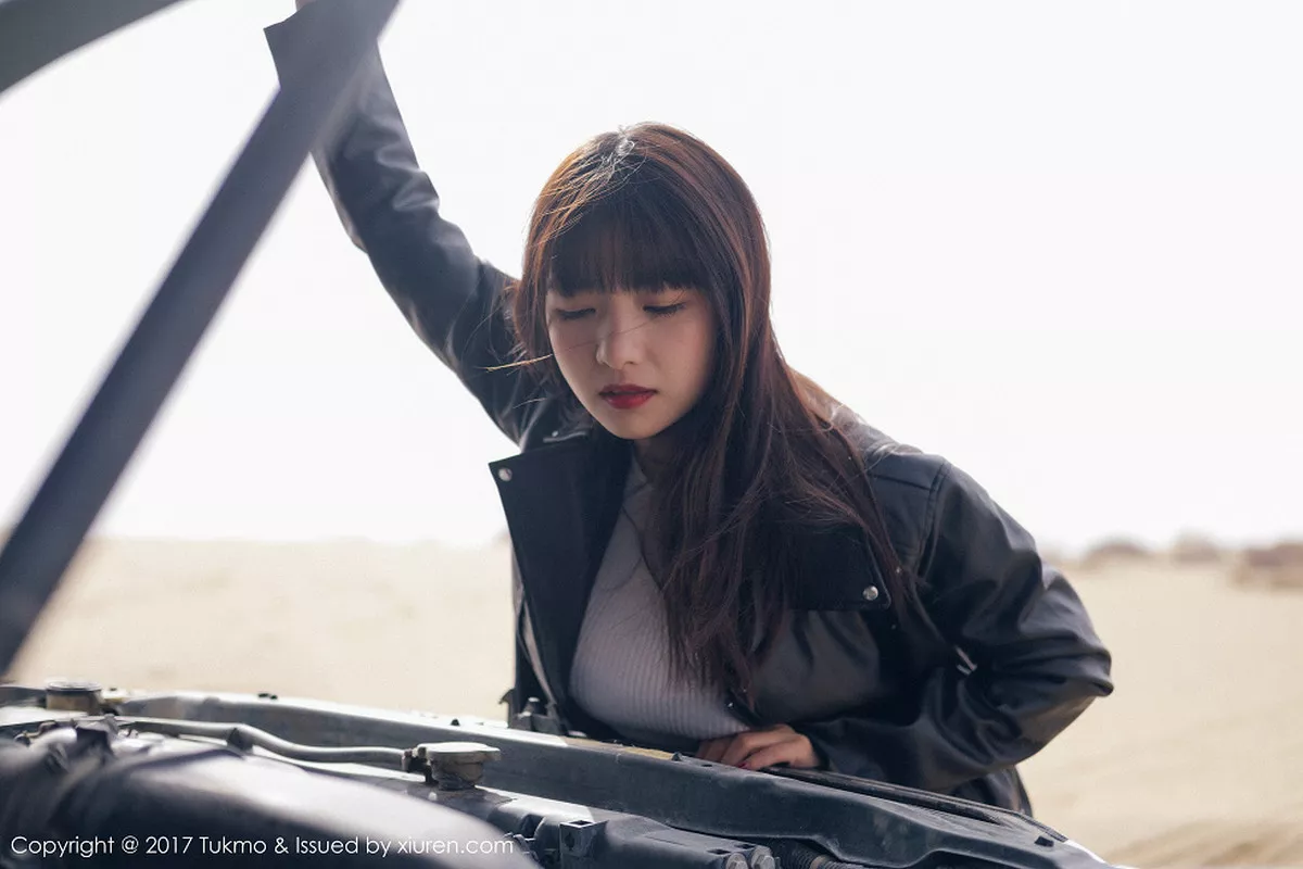 秀人集.com_[Tukmo兔几盟]Vol.100_嫩模球球外景车拍黑皮衣加性感牛仔短裤清新迷人写真52P