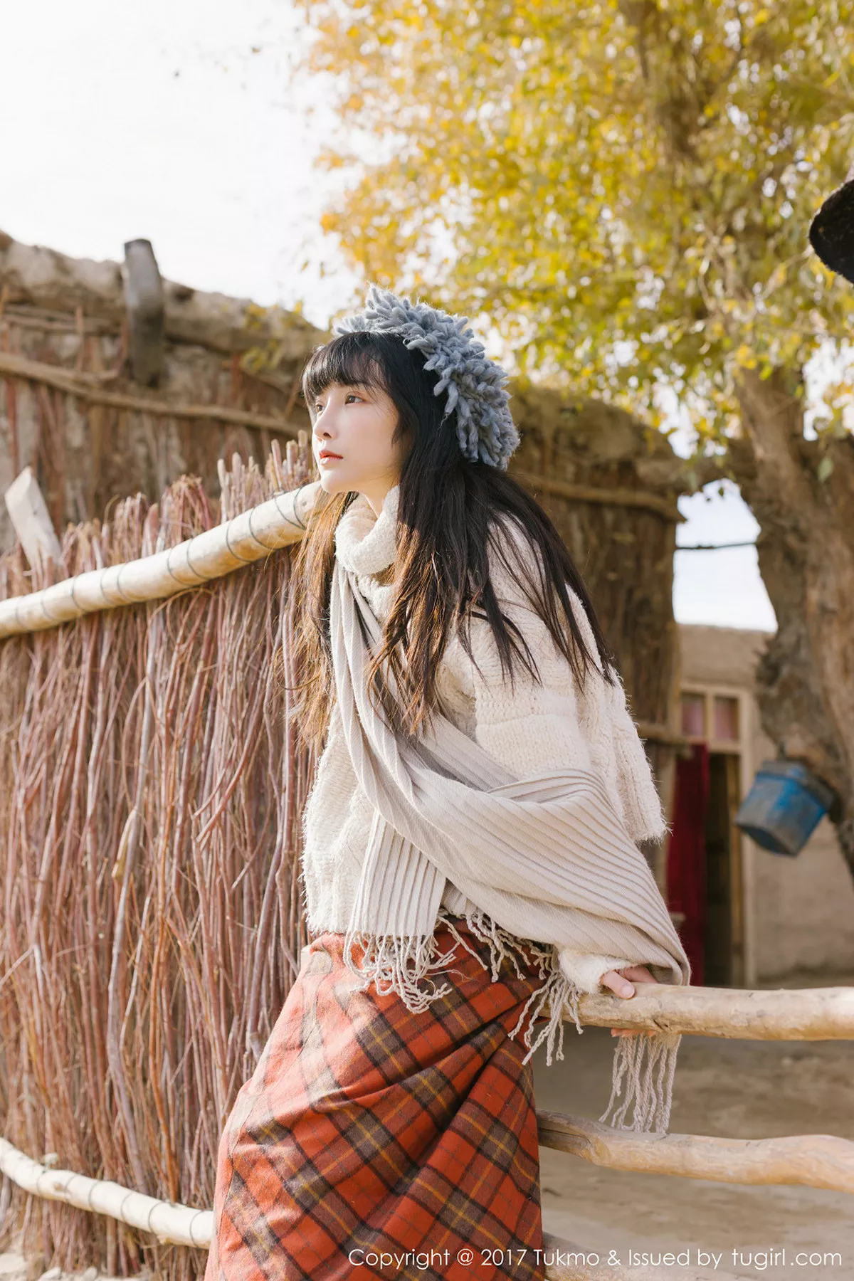 秀人集.com_[Tukmo兔几盟]Vol.098_美女主播之应冬日栅栏里的阳光美少女清新迷人写真40P