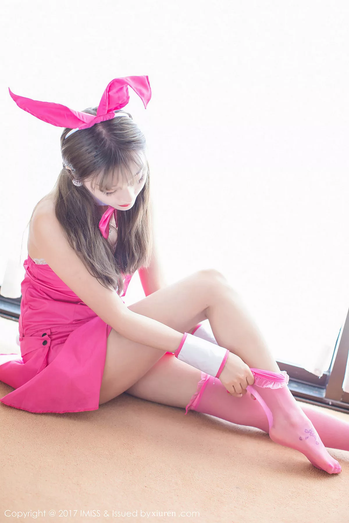 秀人集.com_[IMISS爱蜜社]Vol.176_甜美女神杨晨晨sugar塞班旅拍粉红兔女郎+甜美女仆性感写真49P