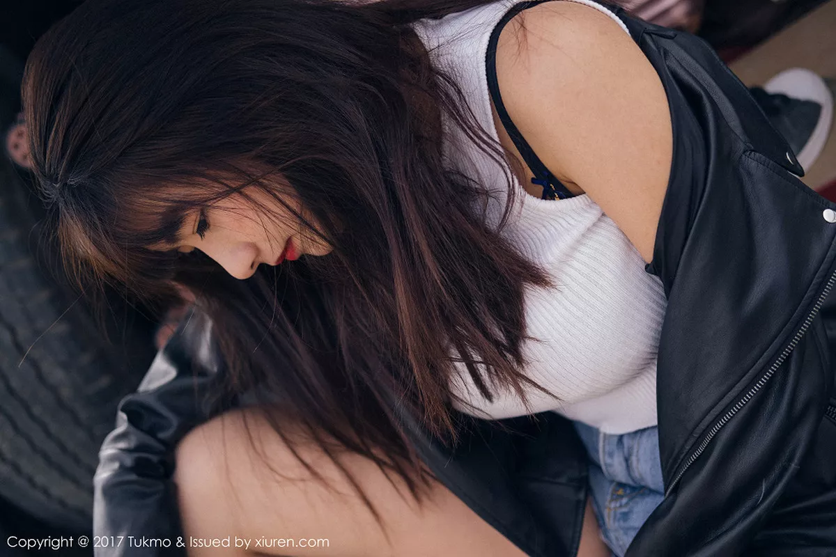 秀人集.com_[Tukmo兔几盟]Vol.100_嫩模球球外景车拍黑皮衣加性感牛仔短裤清新迷人写真52P