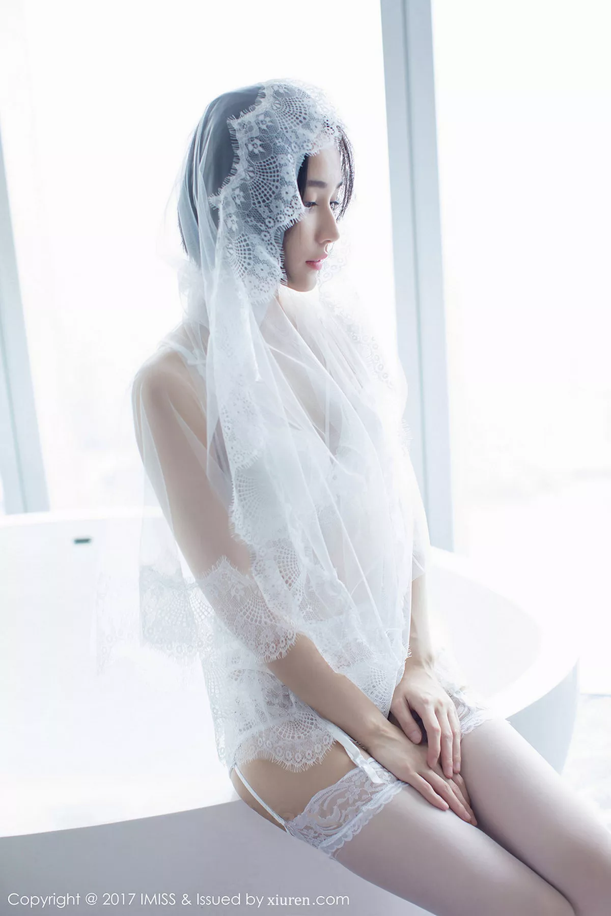 秀人集.com_[IMISS爱蜜社]Vol.178_模特Livia清爽蓝色衬衣+白色蕾丝腿袜秀完美身材性感写真49P