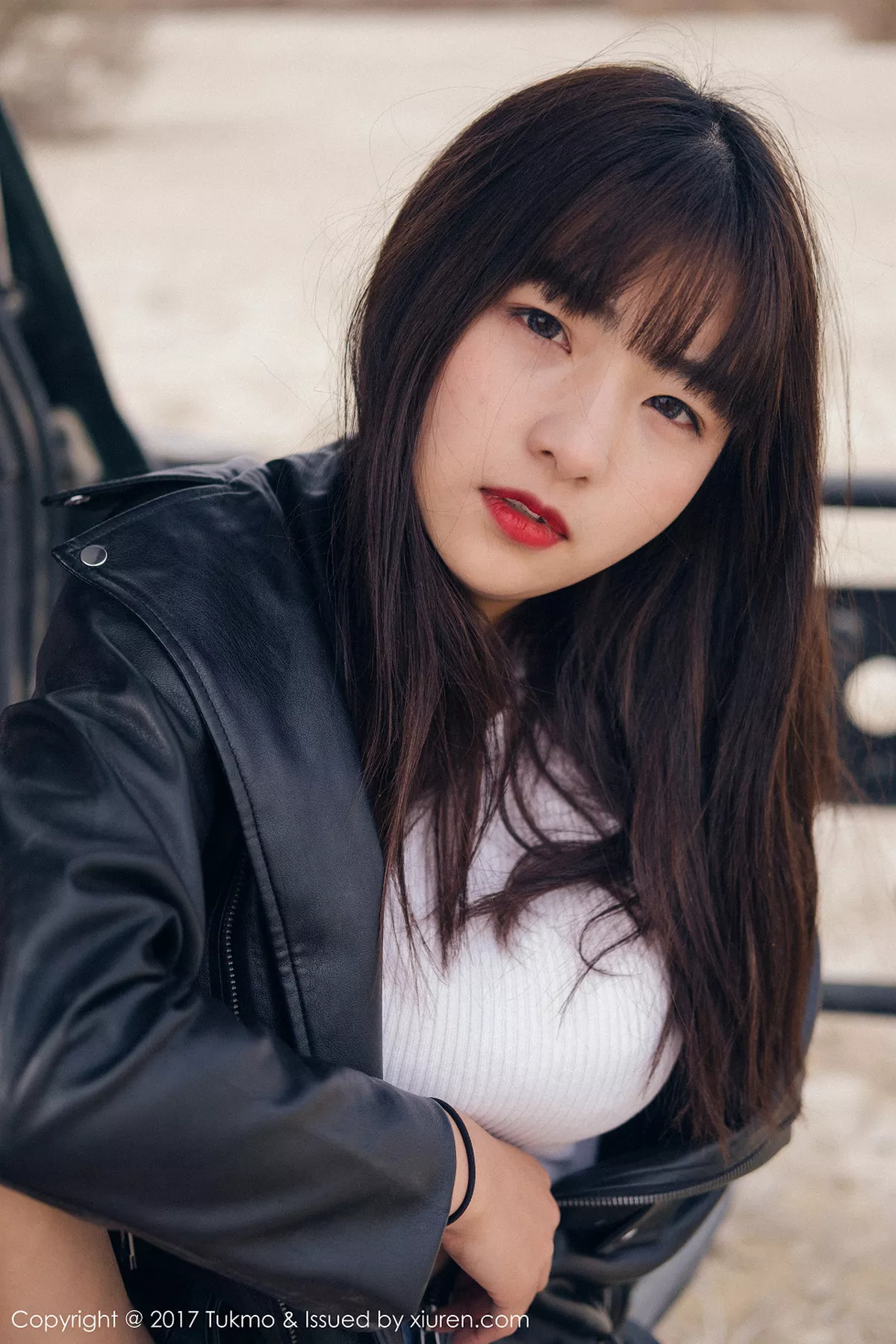 秀人集.com_[Tukmo兔几盟]Vol.100_嫩模球球外景车拍黑皮衣加性感牛仔短裤清新迷人写真52P