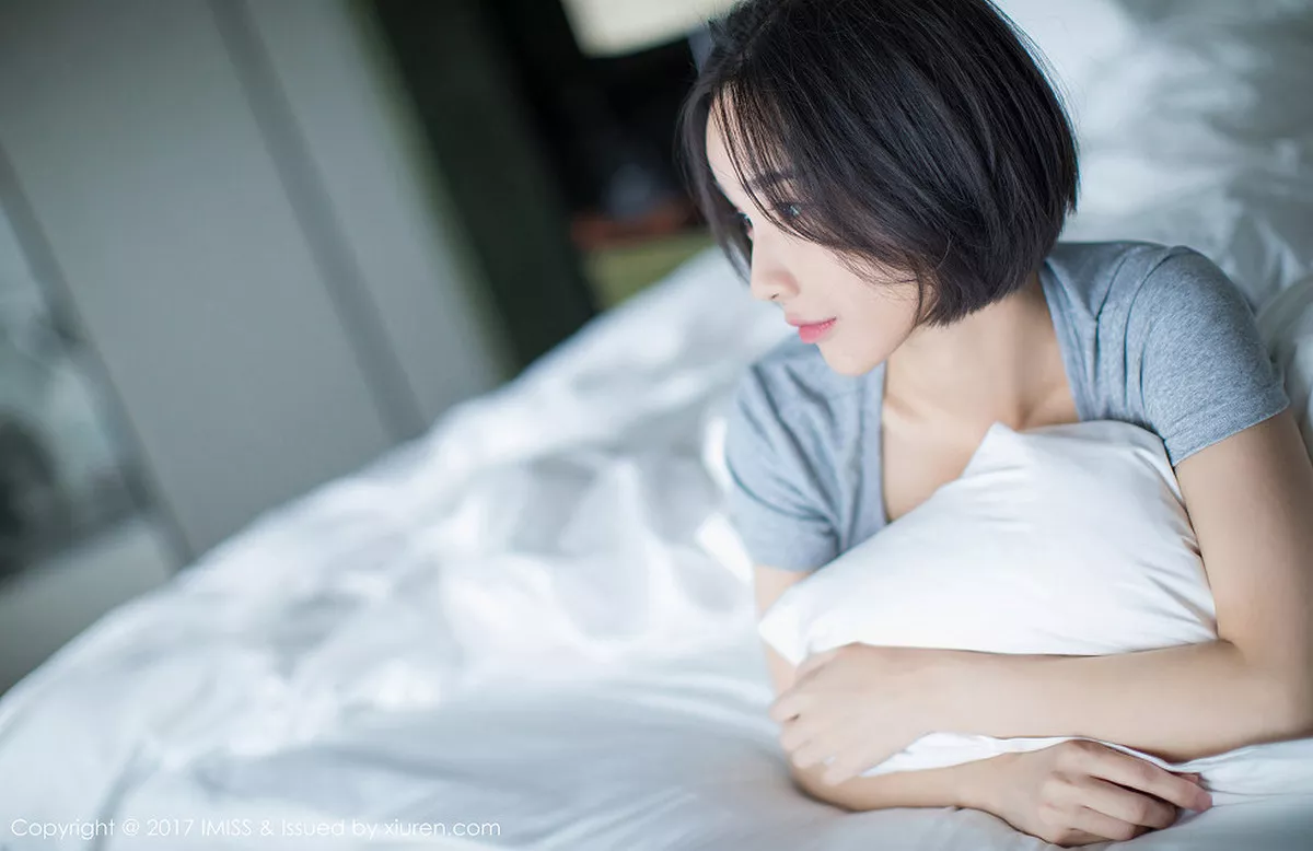 秀人集.com_[IMISS爱蜜社]Vol.178_模特Livia清爽蓝色衬衣+白色蕾丝腿袜秀完美身材性感写真49P