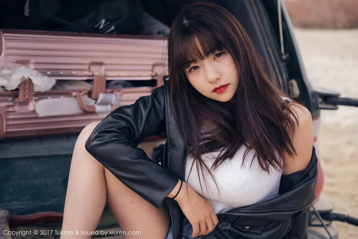 秀人集.com_[Tukmo兔几盟]Vol.100_嫩模球球外景车拍黑皮衣加性感牛仔短裤清新迷人写真52P