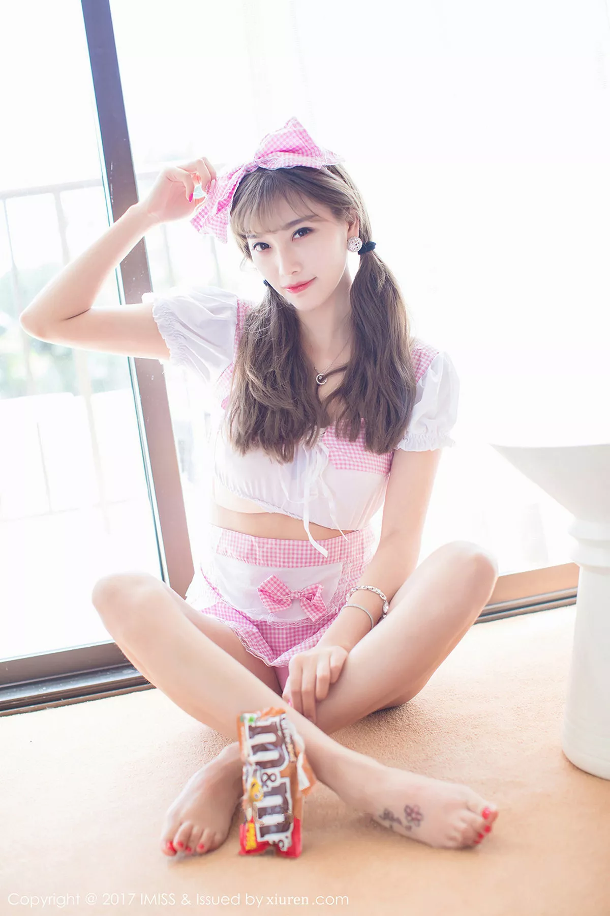 秀人集.com_[IMISS爱蜜社]Vol.176_甜美女神杨晨晨sugar塞班旅拍粉红兔女郎+甜美女仆性感写真49P