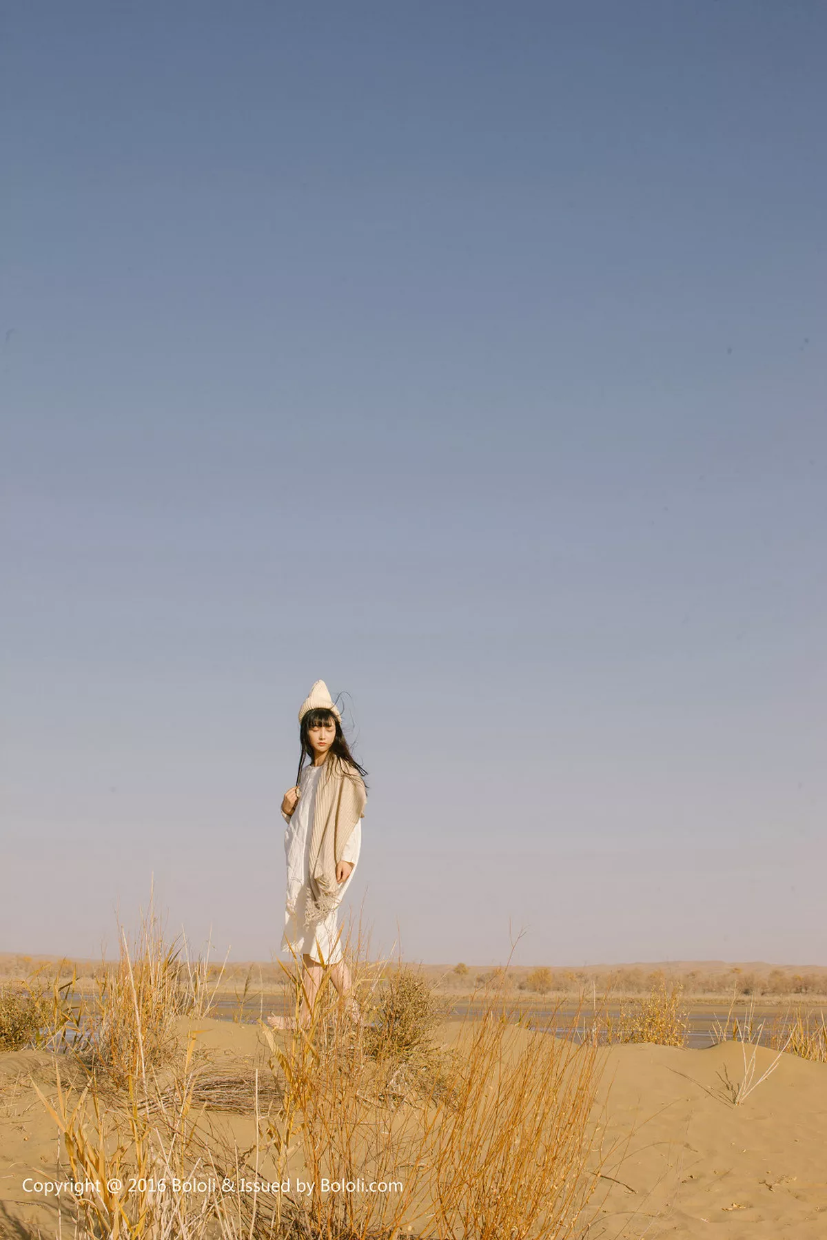 秀人集.com_[Tukmo兔几盟]Vol.102_美女主播之应沙漠系列白色连身裙性感披风清新美少女写真40P