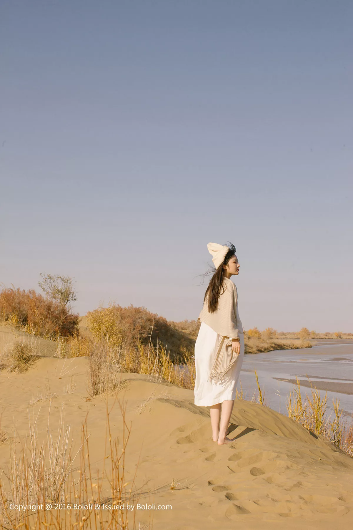 秀人集.com_[Tukmo兔几盟]Vol.102_美女主播之应沙漠系列白色连身裙性感披风清新美少女写真40P