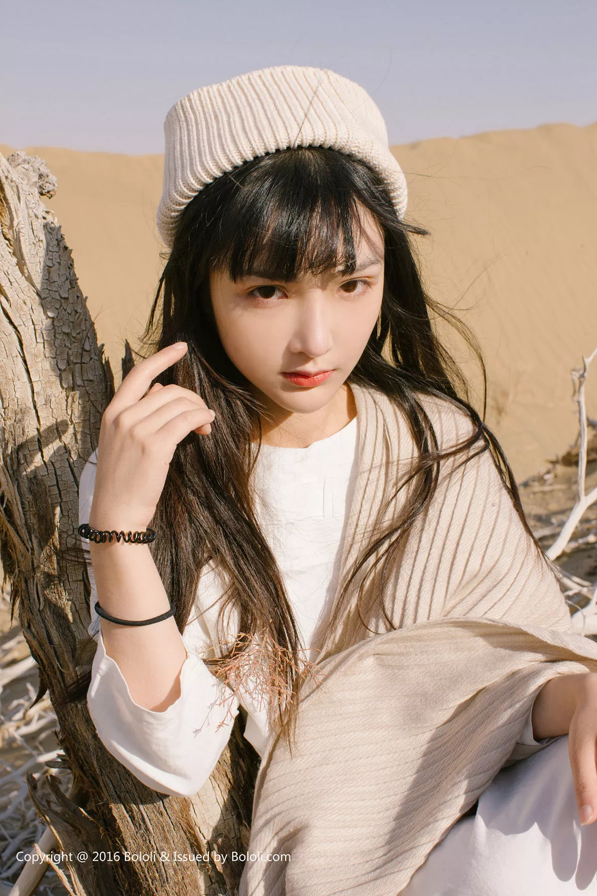 秀人集.com_[Tukmo兔几盟]Vol.102_美女主播之应沙漠系列白色连身裙性感披风清新美少女写真40P