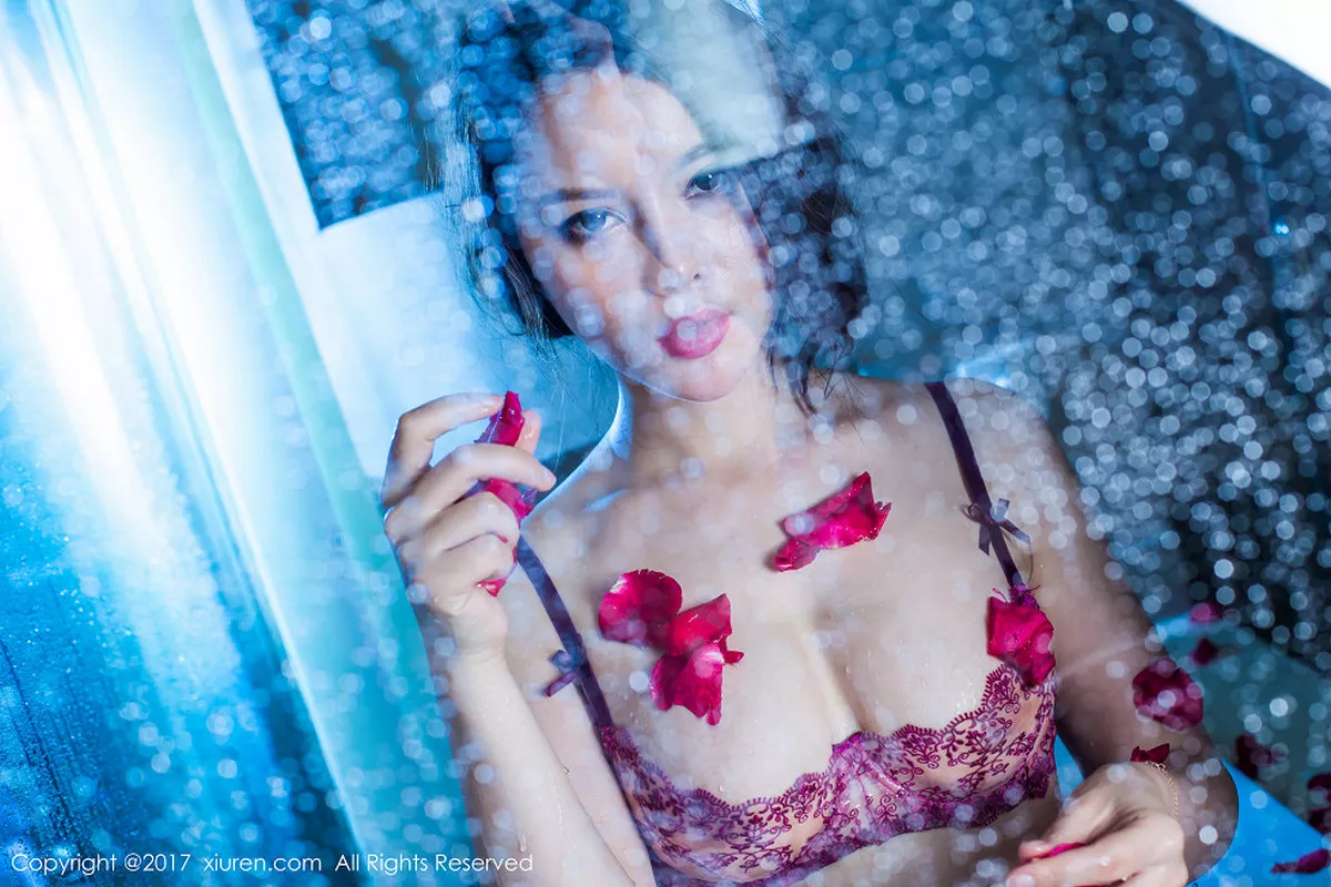 秀人集.com_[XiuRen秀人网]No.810_嫩模谭睿琪居家浴缸花瓣浴加性感内衣秀傲人丰胸诱惑写真55P