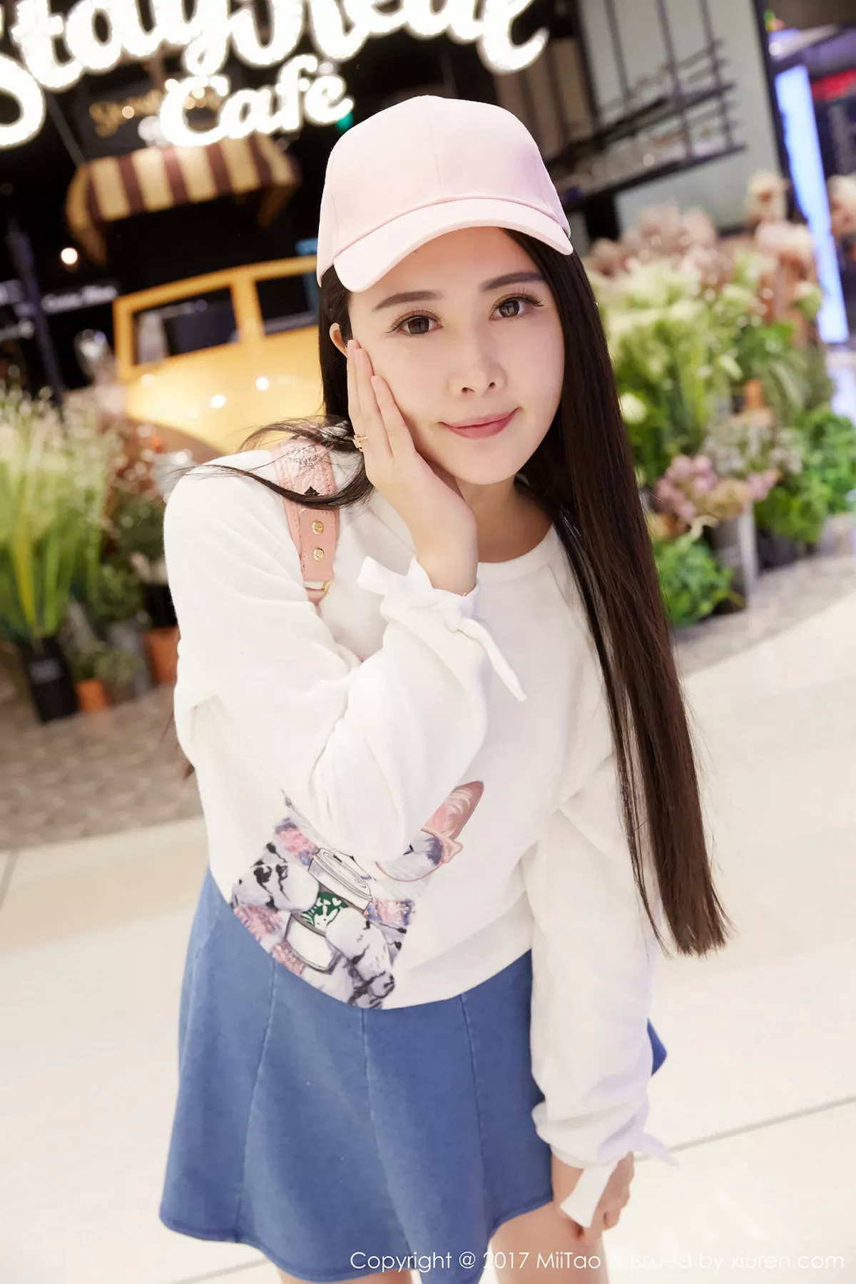 秀人集.com_[MiiTao蜜桃社]Vol.084_嫩模萱萱Cecilia白色低胸上衣配紧身牛仔裤秀完美曲线写真50P