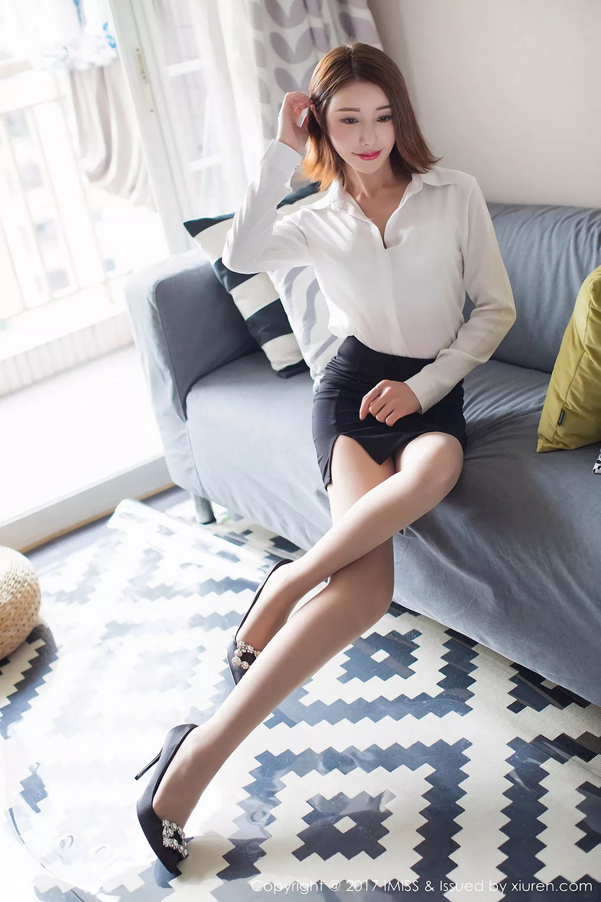 秀人集.com_[IMISS爱蜜社]Vol.193_新人嫩模SavinaOL制服配黑丝裤袜性感内衣秀完美身材写真36P