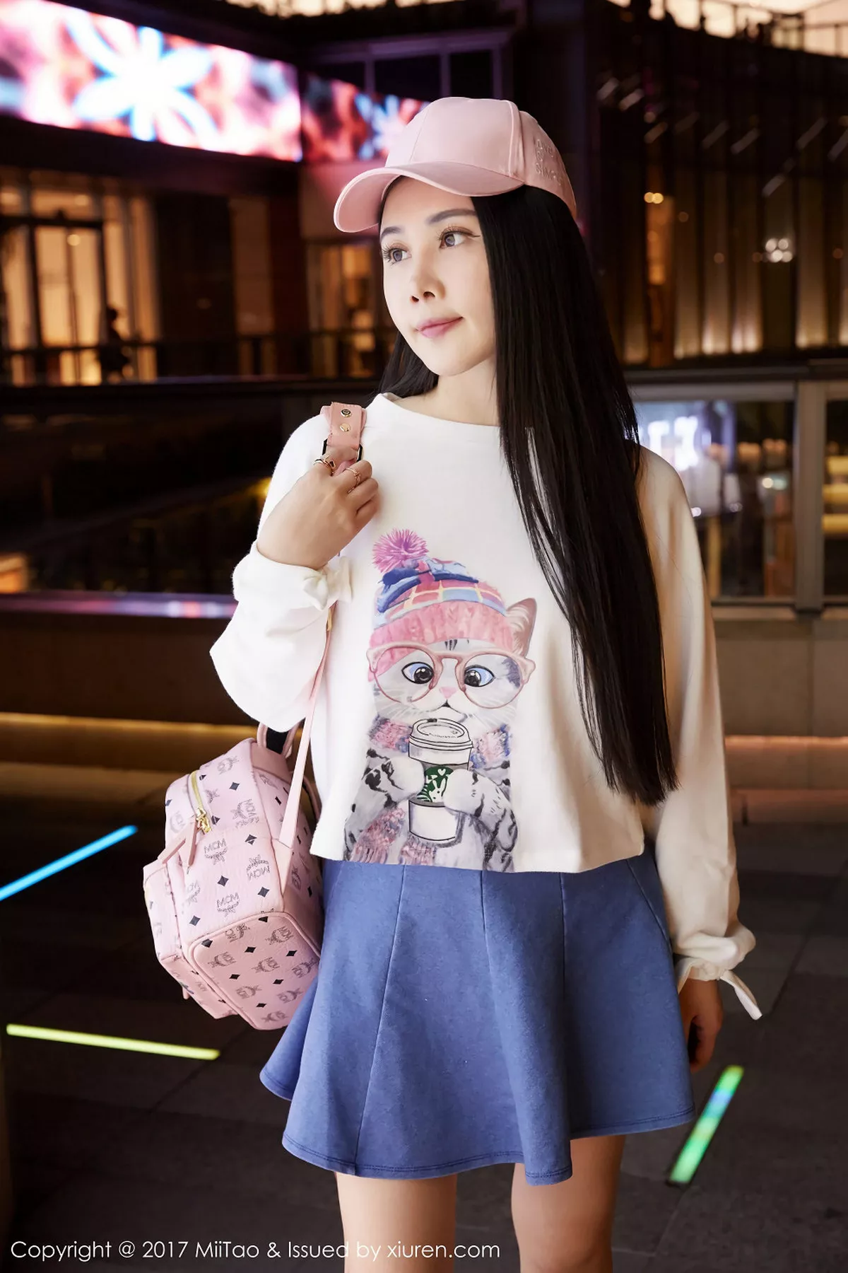 秀人集.com_[MiiTao蜜桃社]Vol.084_嫩模萱萱Cecilia白色低胸上衣配紧身牛仔裤秀完美曲线写真50P