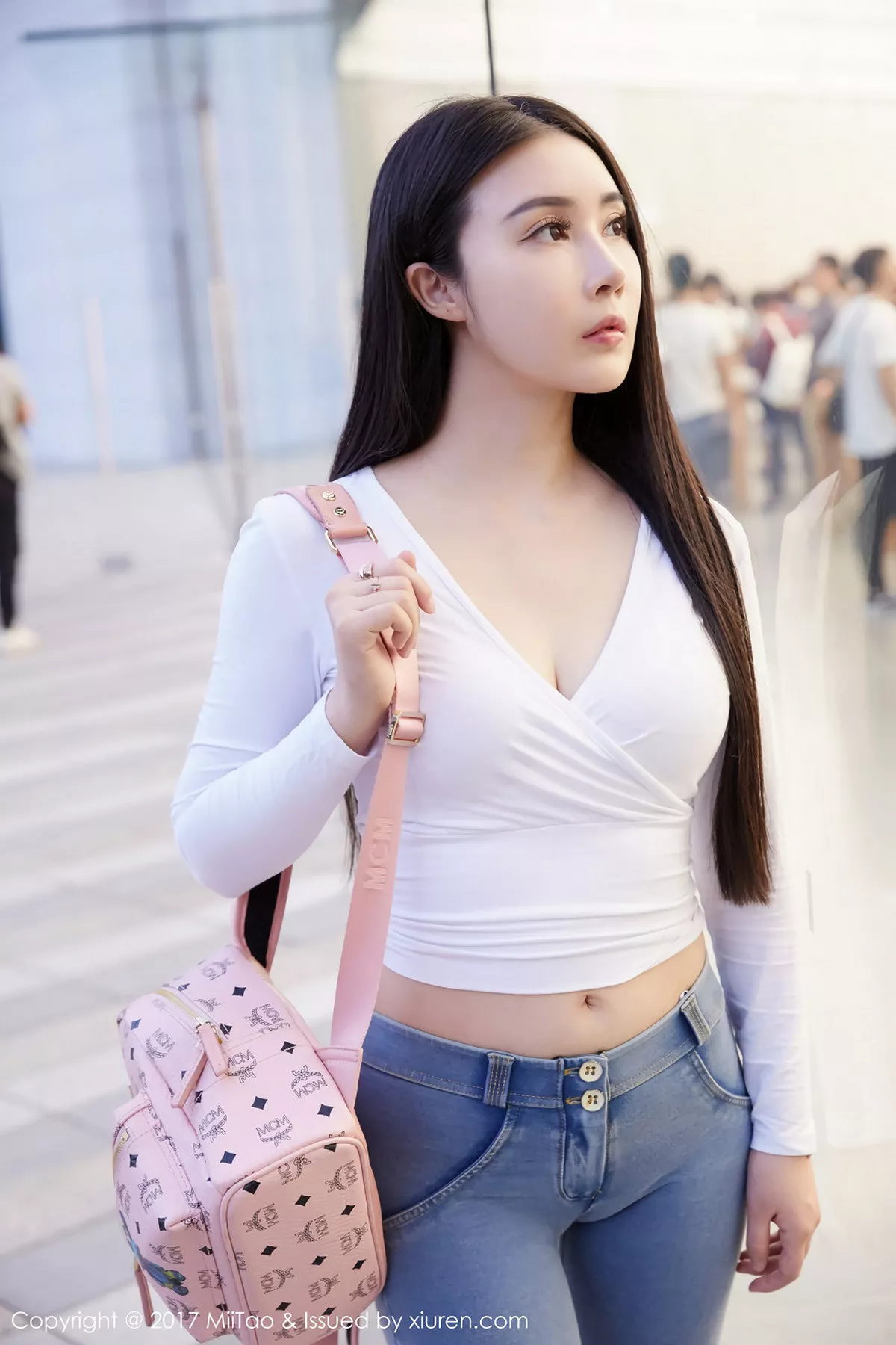 秀人集.com_[MiiTao蜜桃社]Vol.084_嫩模萱萱Cecilia白色低胸上衣配紧身牛仔裤秀完美曲线写真50P