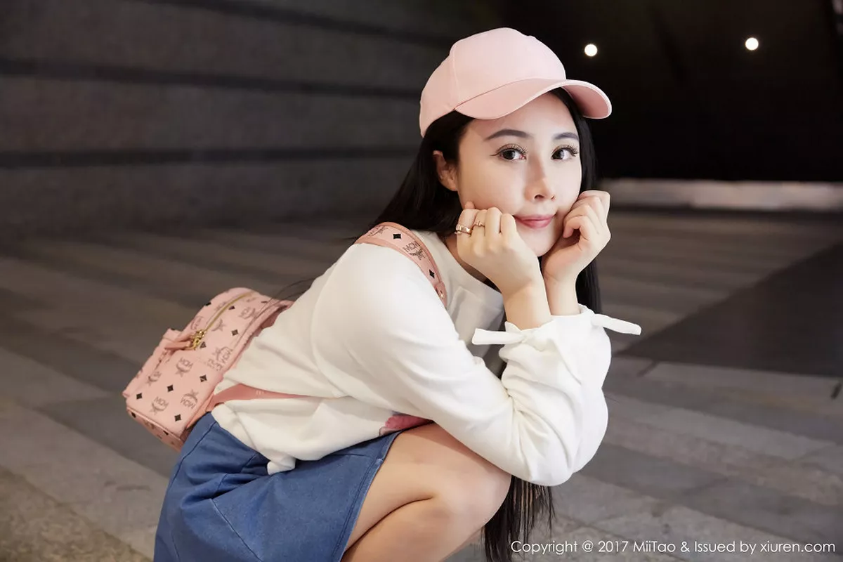 秀人集.com_[MiiTao蜜桃社]Vol.084_嫩模萱萱Cecilia白色低胸上衣配紧身牛仔裤秀完美曲线写真50P