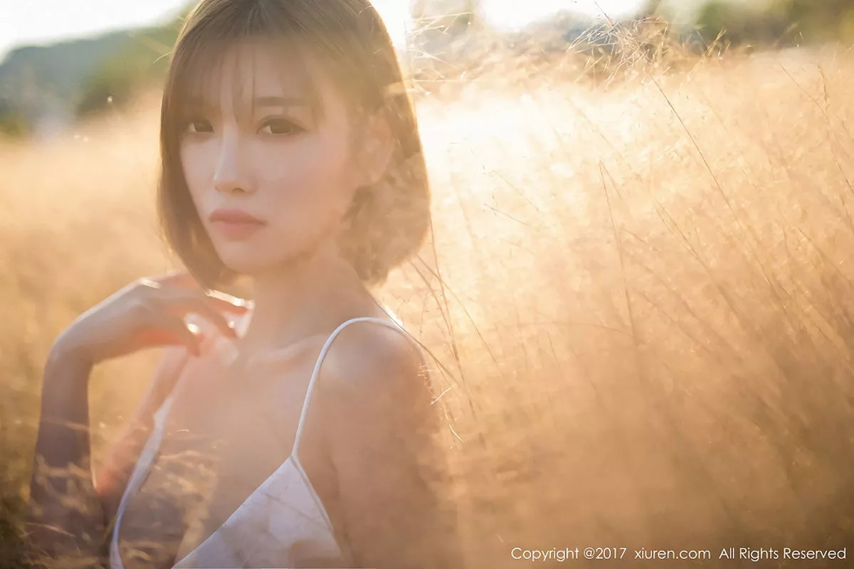 秀人集.com_[XiuRen秀人网]No.847_甜美女神杨晨晨户外花丛中白色蕾丝内衣秀完美身材性感写真50P