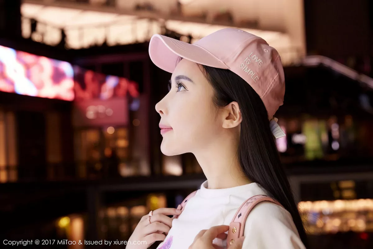 秀人集.com_[MiiTao蜜桃社]Vol.084_嫩模萱萱Cecilia白色低胸上衣配紧身牛仔裤秀完美曲线写真50P