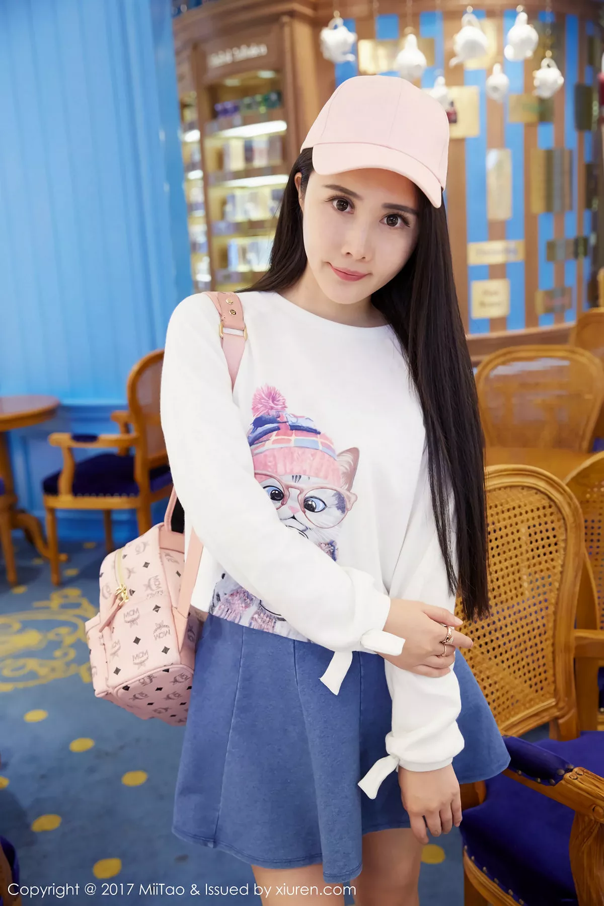 秀人集.com_[MiiTao蜜桃社]Vol.084_嫩模萱萱Cecilia白色低胸上衣配紧身牛仔裤秀完美曲线写真50P