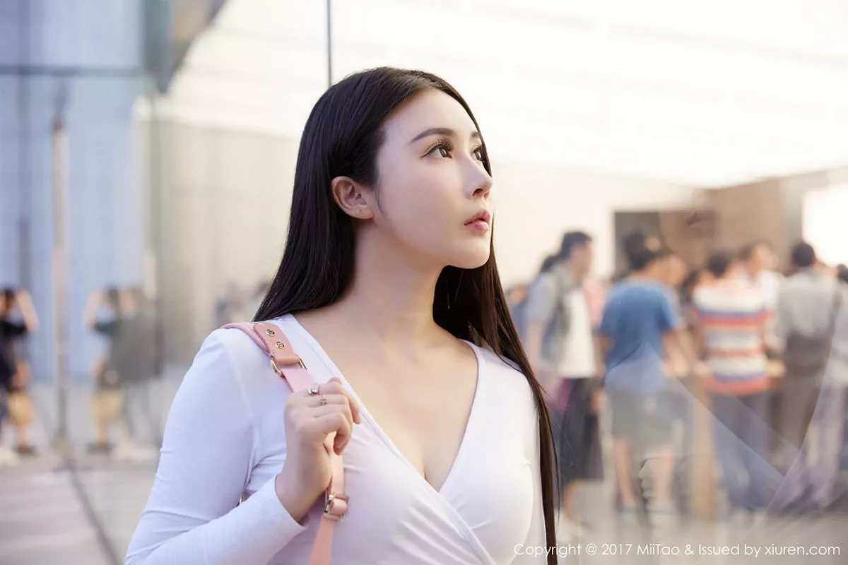 秀人集.com_[MiiTao蜜桃社]Vol.084_嫩模萱萱Cecilia白色低胸上衣配紧身牛仔裤秀完美曲线写真50P