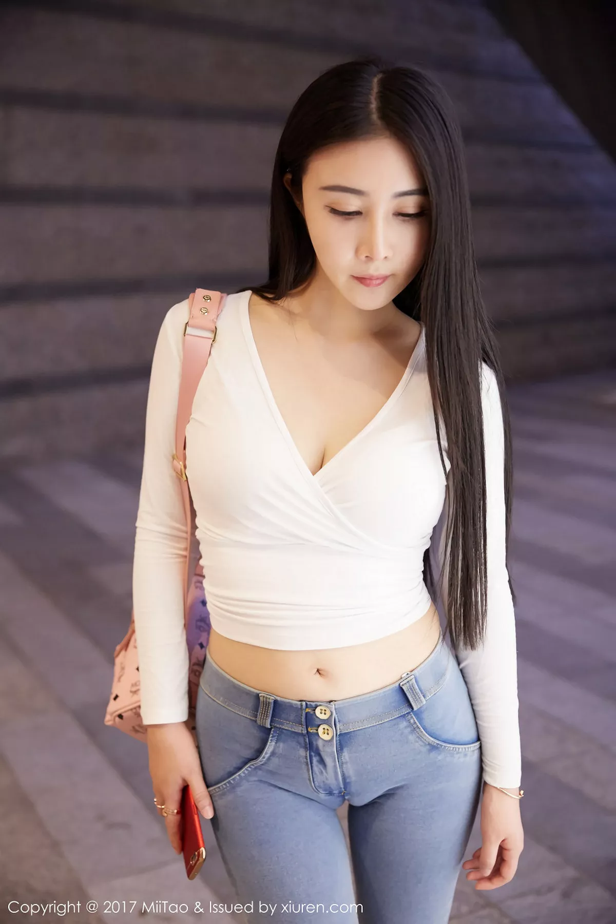 秀人集.com_[MiiTao蜜桃社]Vol.084_嫩模萱萱Cecilia白色低胸上衣配紧身牛仔裤秀完美曲线写真50P