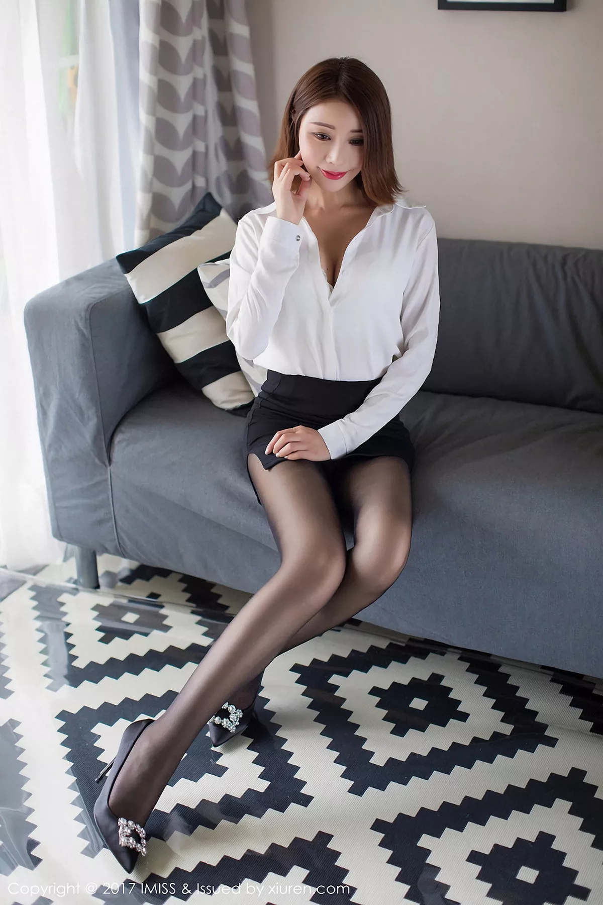 秀人集.com_[IMISS爱蜜社]Vol.193_新人嫩模SavinaOL制服配黑丝裤袜性感内衣秀完美身材写真36P