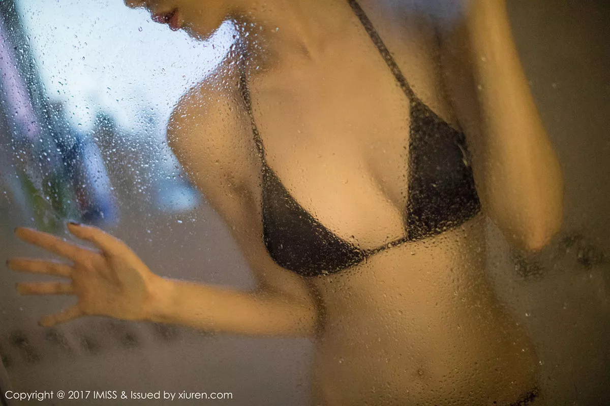 秀人集.com_[IMISS爱蜜社]Vol.205_玲珑女神萌琪琪Irene泳池红色比基尼湿身贵妃出浴诱惑写真47P