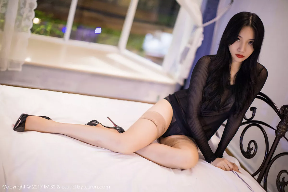 秀人集.com_[IMISS爱蜜社]Vol.206_嫩模小狐狸Sica黑色半透上衣配纯色丝袜秀性感美腿写真37P