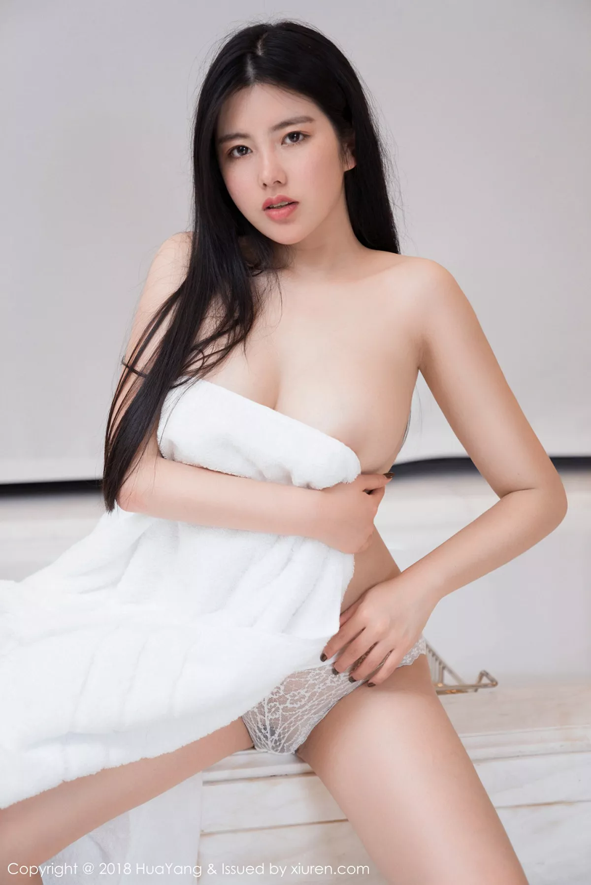 秀人集.com_[HuaYang花漾]Vol.024_女神娜露Selena三亚旅拍白色浴巾裹身秀豪乳翘臀诱惑写真40P