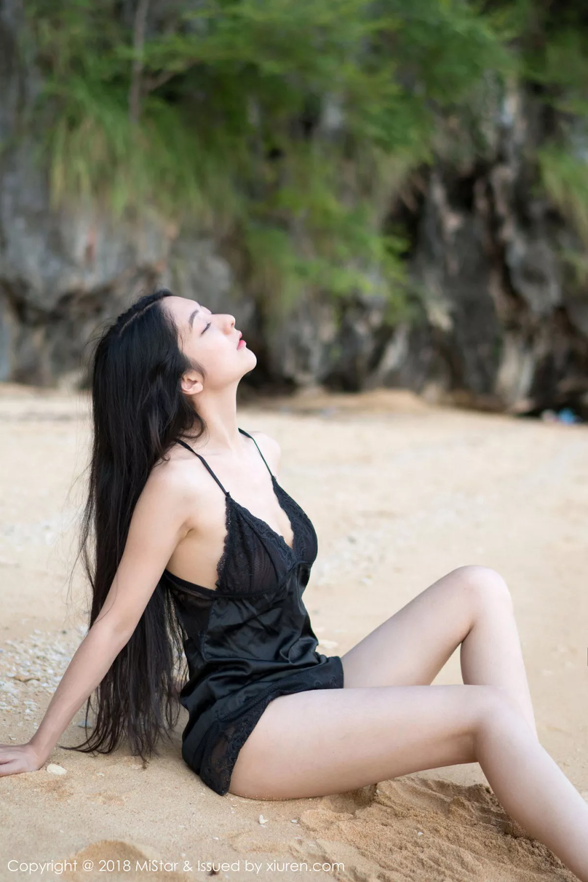 秀人集.com_[MiStar魅妍社]Vol.207_嫩模小热巴甲米旅拍沙滩上开胸毛衣+黑色蕾丝睡裙诱惑写真40P